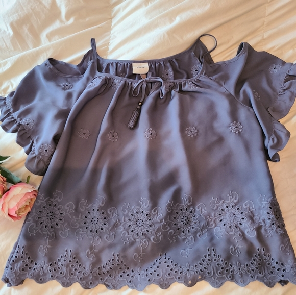 Off Shoulder Blouse - Picture 2 of 3